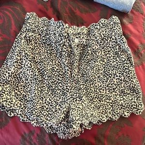 Ladies Boutique Leopard Shorts Gilli brand size Large NWOT